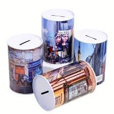 tirelires en métal décoratives. Ces objets sont conçus pour épargner des pièces de monnaie et des billets,