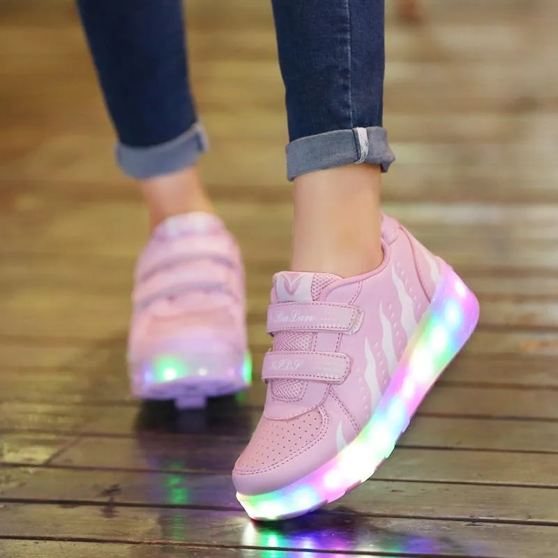 s chaussures sont des baskets à roulettes lumineuses pour enfants – Image 2