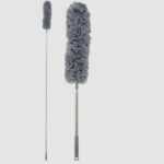 plumeau télescopique extensible en microfibre pour le nettoyage.