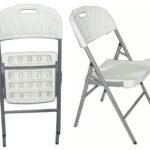 chaise pliante en plastique et métal blanche, polyvalente pour l'intérieur et l'extérieur.