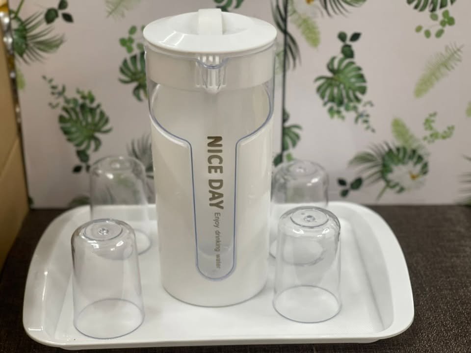 ensemble de pichets et de verres en plastique. 1500 ml