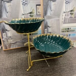 présentoir à gâteaux corbeille à fruits à deux étages avec des bols en céramique verts et une bordure dorée