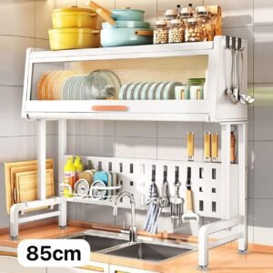 égouttoir à vaisselle au-dessus de l'évier