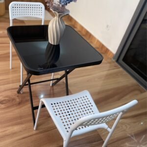 table pliante carrée avec deux chaises