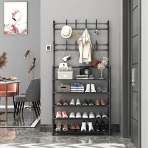 rangement vertical pratique avec des crochets pour les manteaux et plusieurs étagères pour les chaussures
